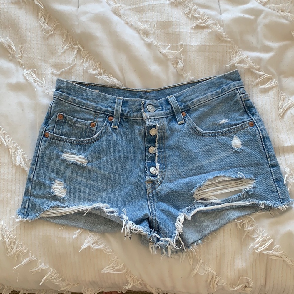 Distressed Levi’s 501 shorts!!